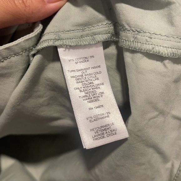 Vineyard Vines
Little Girl's & Girl's Camo Utility Dress size 5 - Picture 8 of 9